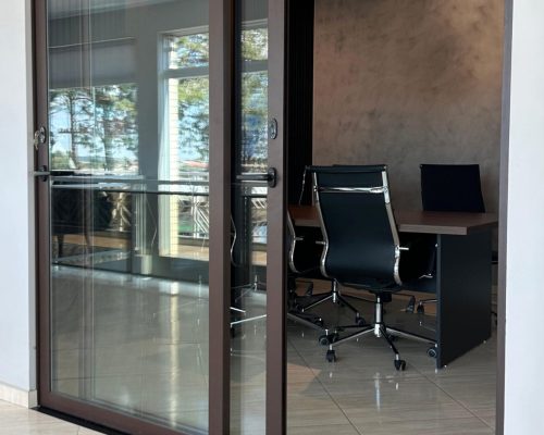 Serviço: Porta Euro 45° em Alumínio - Aço Corten